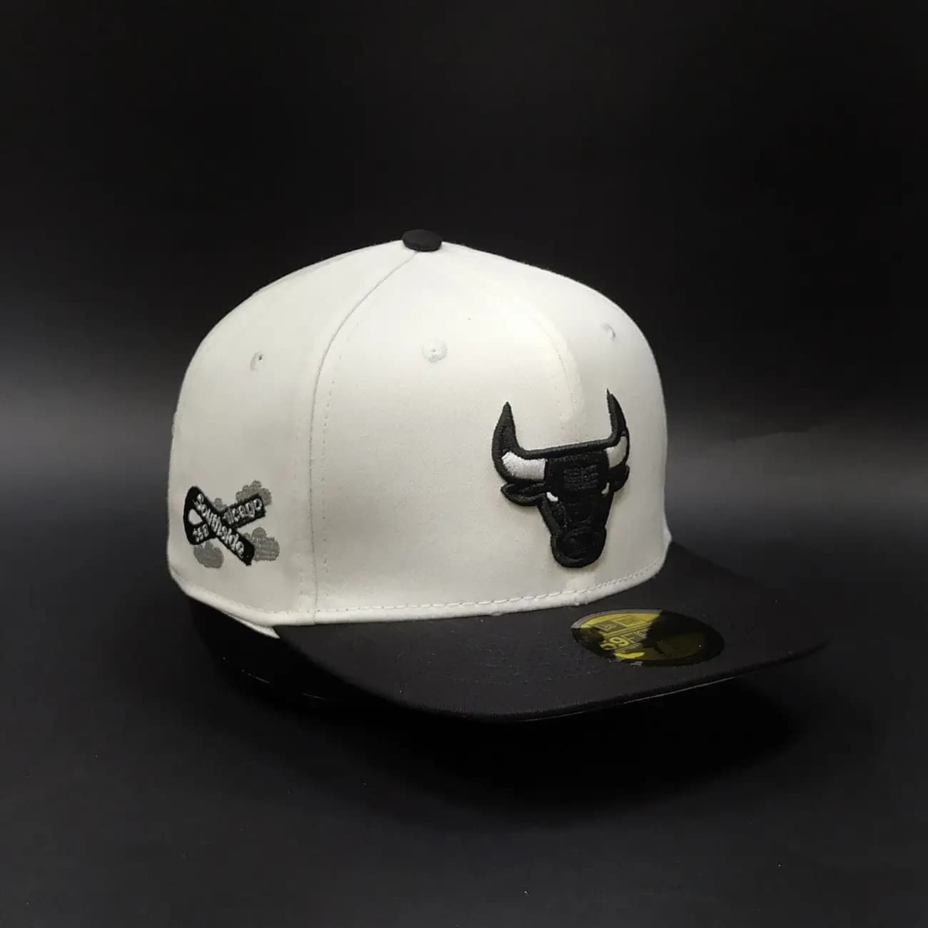 کلاه کپ فیت بک Chicago Bulls دو رنگ | کلاه استریت‌ویر خاص با گلدوزی برجسته و استایل فشن خیابانی — تصویر ۲