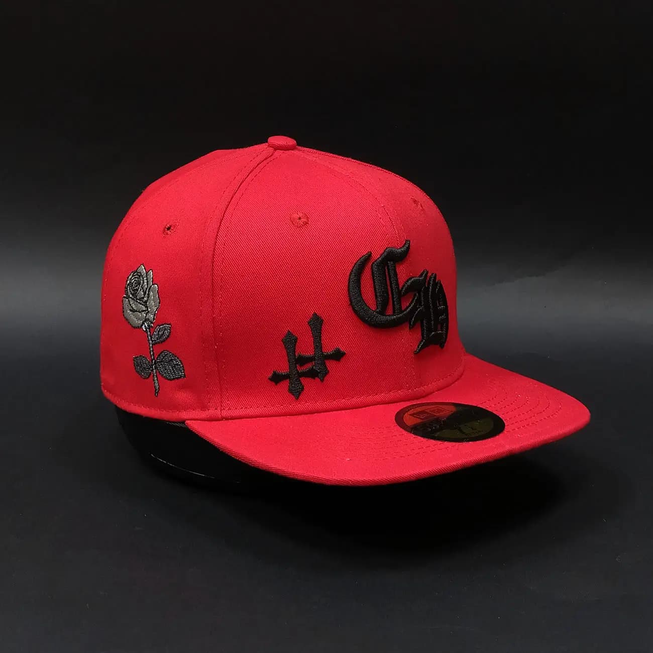 کلاه کپ فیت بک Chrome Hearts برعکس | کلاه استریت‌ویر فشن با گلدوزی برجسته و فونت لاکچری — تصویر ۲