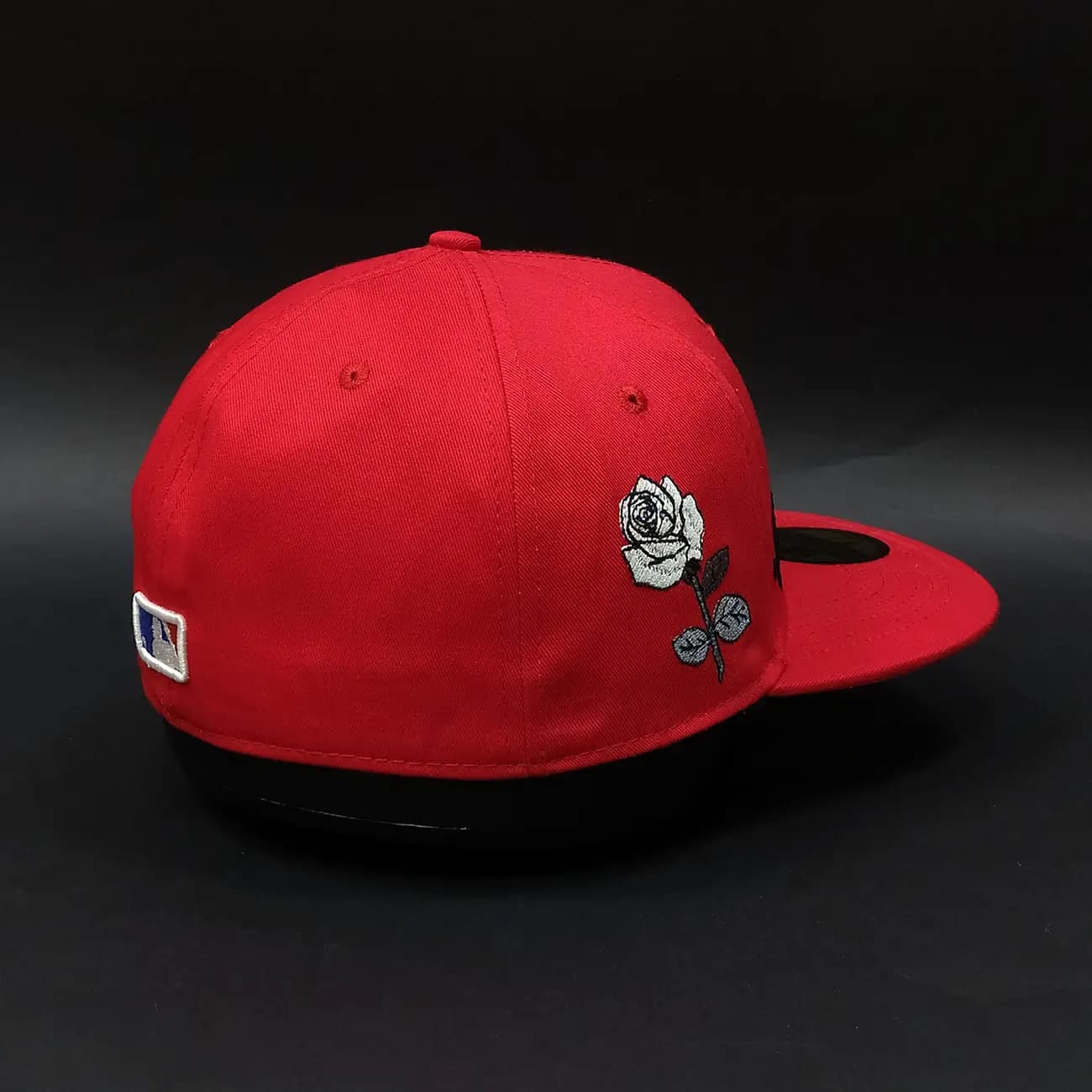 کلاه کپ فیت بک Chrome Hearts برعکس | کلاه استریت‌ویر فشن با گلدوزی برجسته و فونت لاکچری — تصویر ۳
