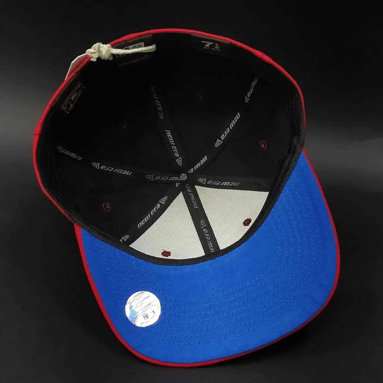 کلاه کپ فیت بک A قرمز | کلاه استریت‌ویر خاص با گلدوزی چندبخشی و استایل خفن خیابانی — تصویر ۴