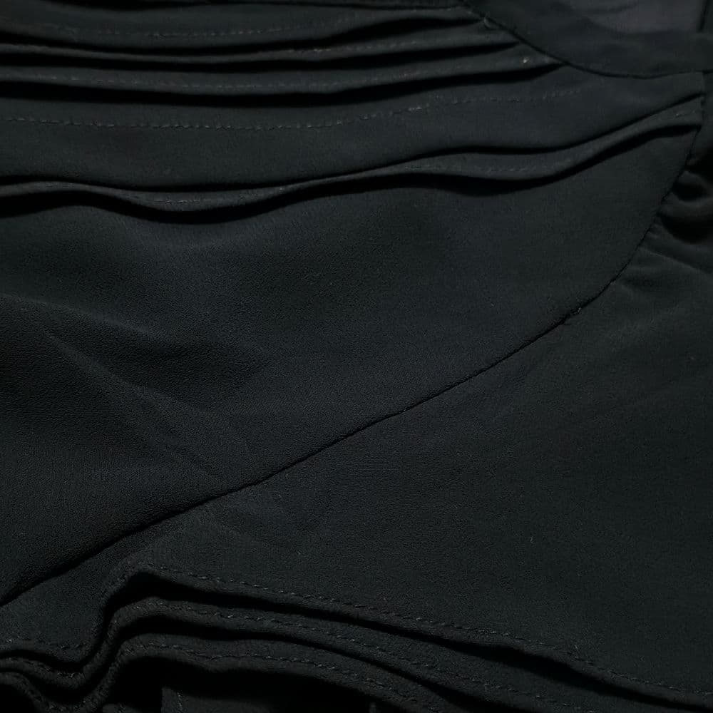 پیراهن مجلسی مشکی حریر برند H&M مدل یقه هفت کمربنددار کد 2301 — تصویر ۴