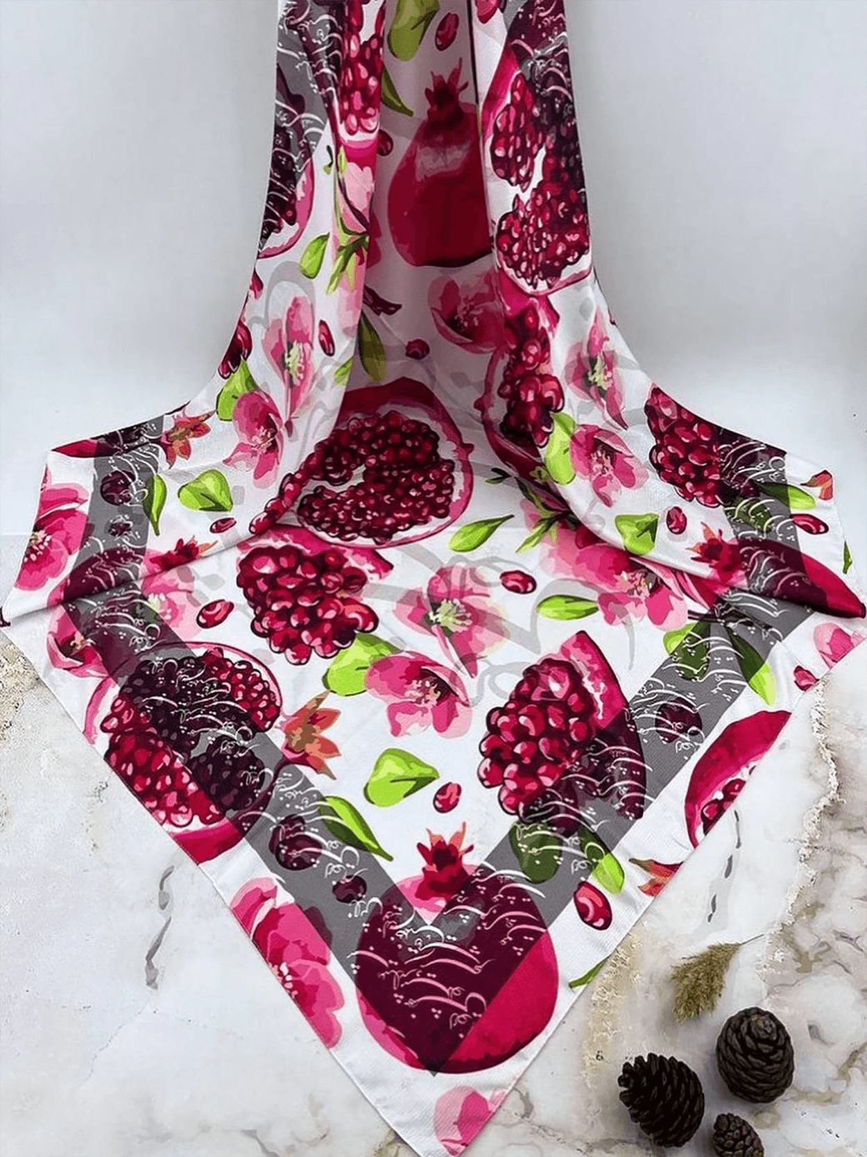 روسری چهارفصل یلدایی چهار فصل سایز ۱۴۰ سفید با انار،گل انار و اشعار نستعلیق در حاشیه کد YS08 — تصویر ۲