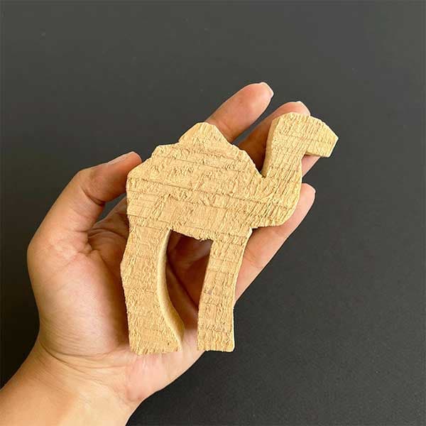 چوب پیکر تراشی دوربری شده مدل شتر طول 13 سانتی متر — تصویر ۳