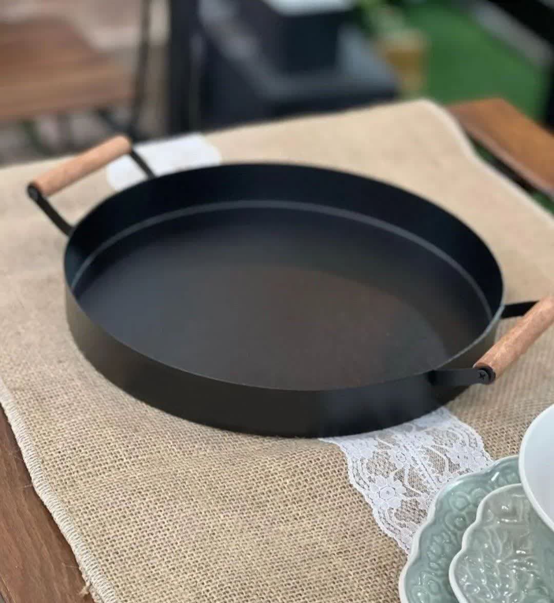 سینی فلزی گرد مشکی دسته چوبی
