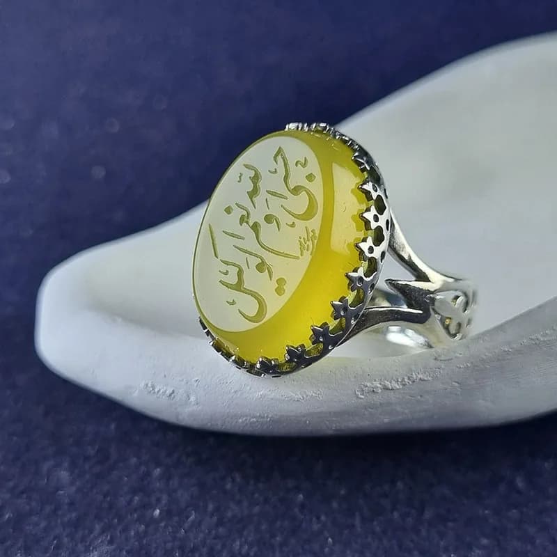 انگشتر نقره عقیق مردانه مدل سرنیزه طرح حکاکی حسبی الله و نعم الوکیل کد 4059 — تصویر ۳