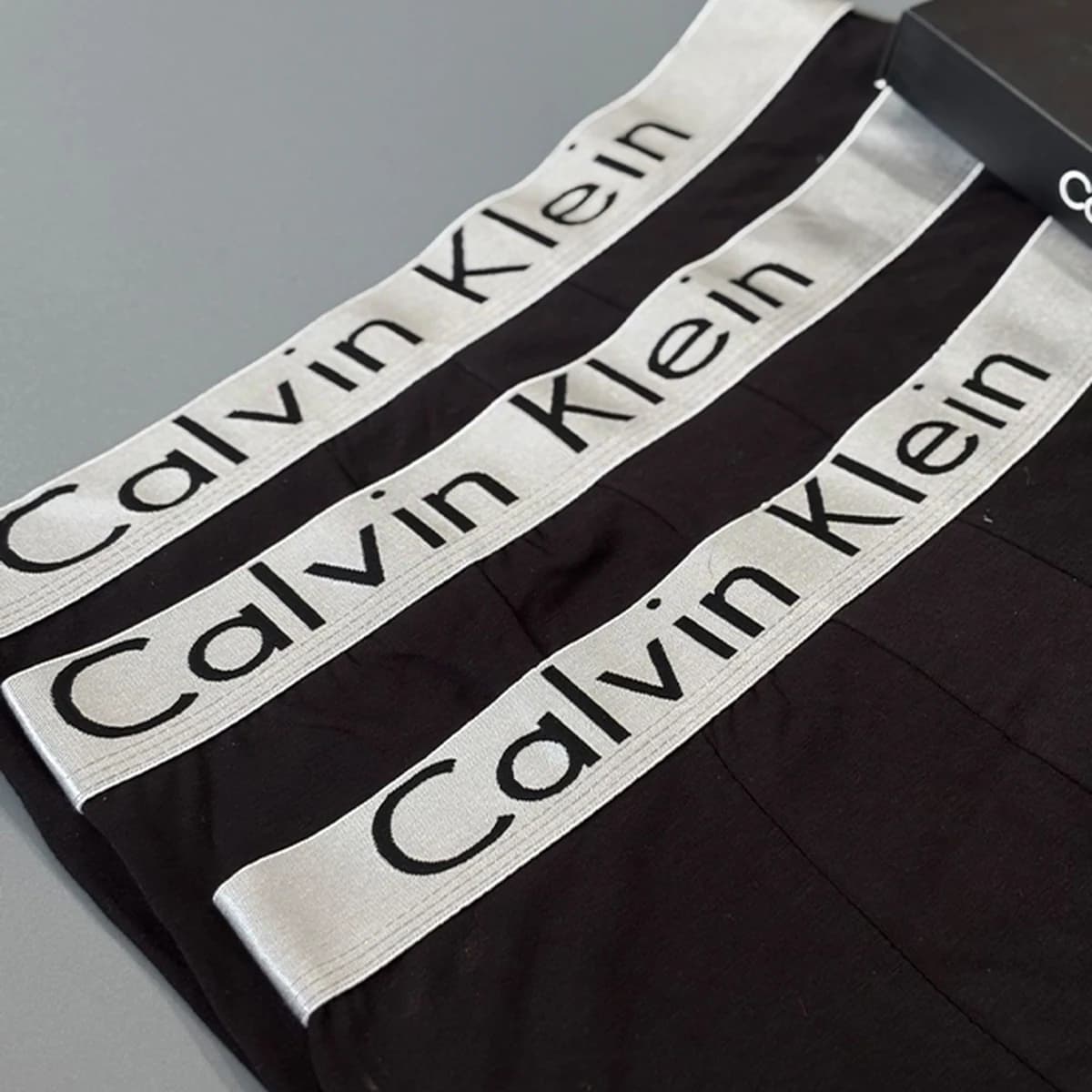 پک ۳ عددی شورت نیم پا Calvin Klein نقرهای — تصویر ۳