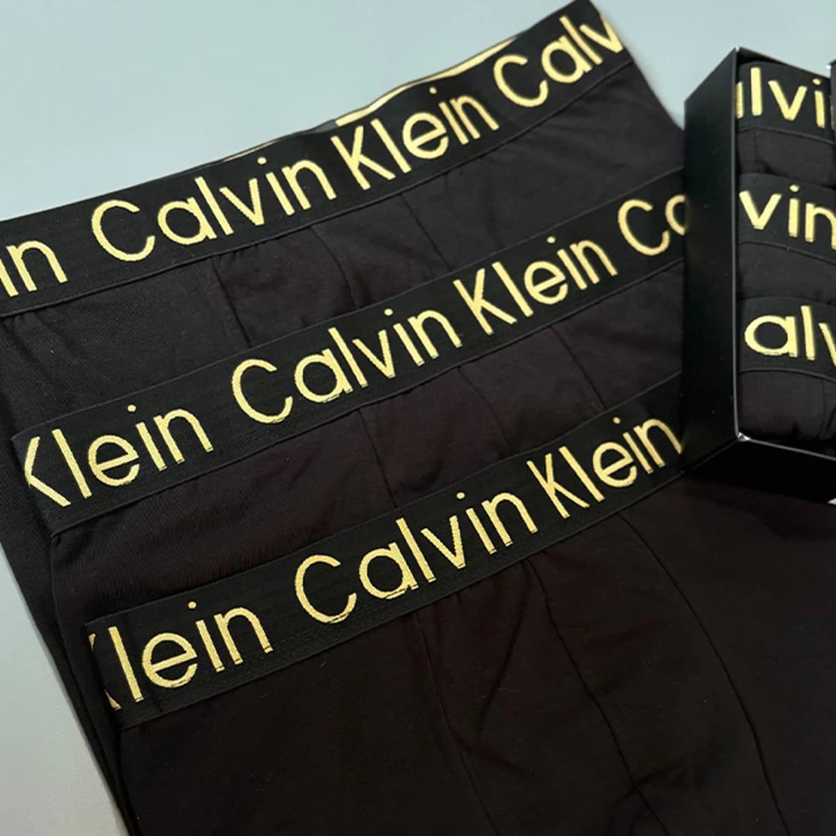 شورت نیم پا مردانه پک 3 عددی Calvin Klein کش کمر طلایی — تصویر ۴
