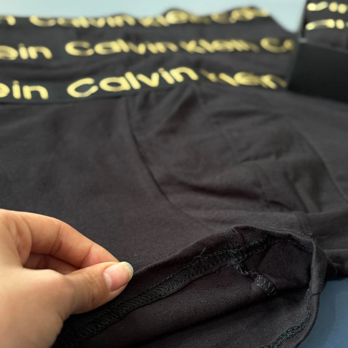 شورت نیم پا مردانه پک 3 عددی Calvin Klein کش کمر طلایی — تصویر ۳