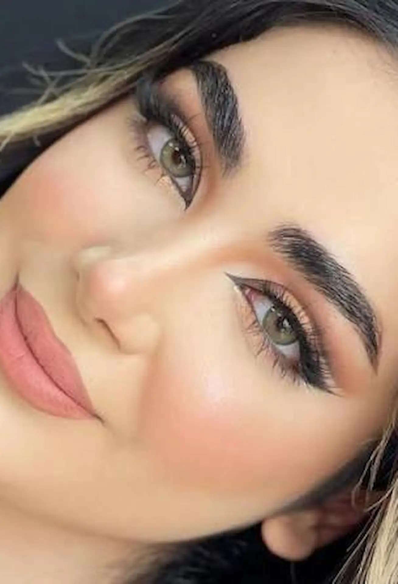 لنز طبی و رنگی نچرال هانی(سبزعسلی دور دار) — تصویر ۲