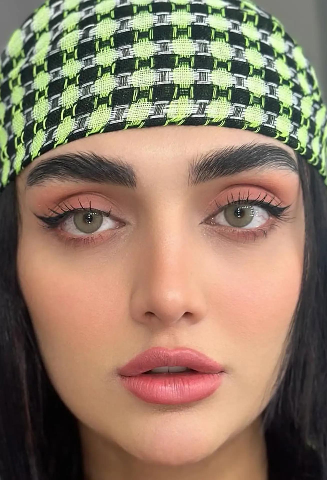 لنز وایلد گرین(طوسی سبز روشنی ملایم دور دار)