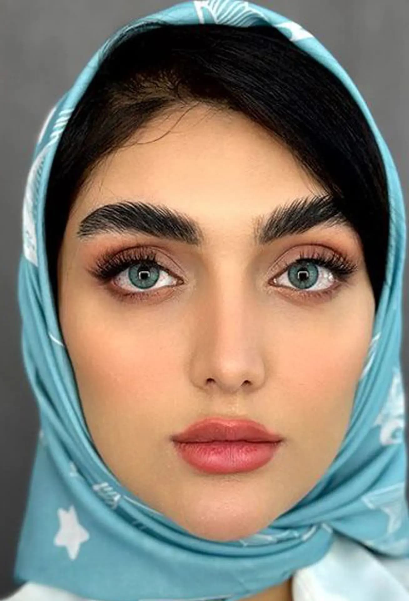 لنز ایریسیستیبل بلو(ابی عسلی روشن دور دار) — تصویر ۲