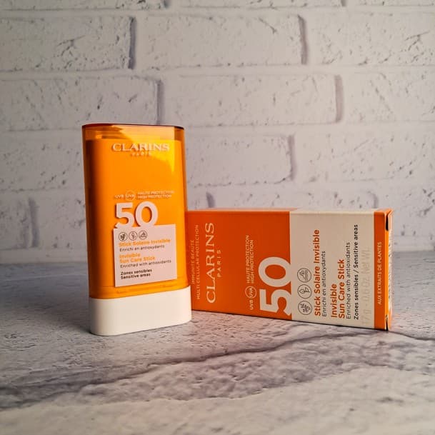 ضدآفتاب استیکی بی رنگ کلارنس SPF50 — تصویر ۳