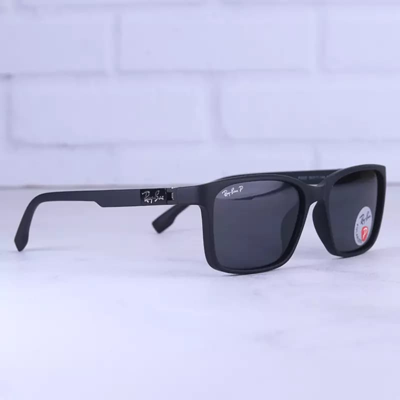 عینک آفتابی ری بن فریم مستطیل مشکی پلاریزه P 3337/1 — تصویر ۴