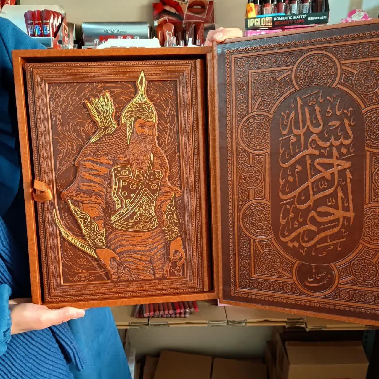 شاهنامه فردوسی جلد چرمی داخل جعبه چرمی بسیار نفیس — تصویر ۵