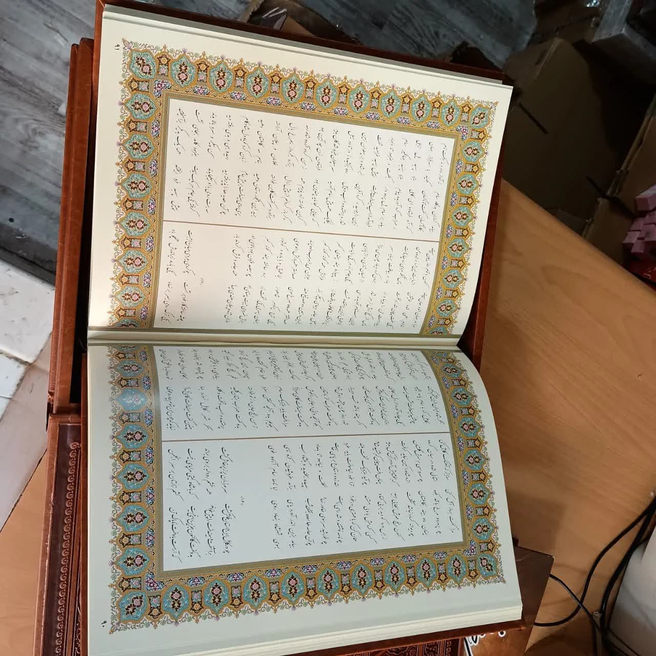 شاهنامه فردوسی جلد چرمی داخل جعبه چرمی بسیار نفیس — تصویر ۲