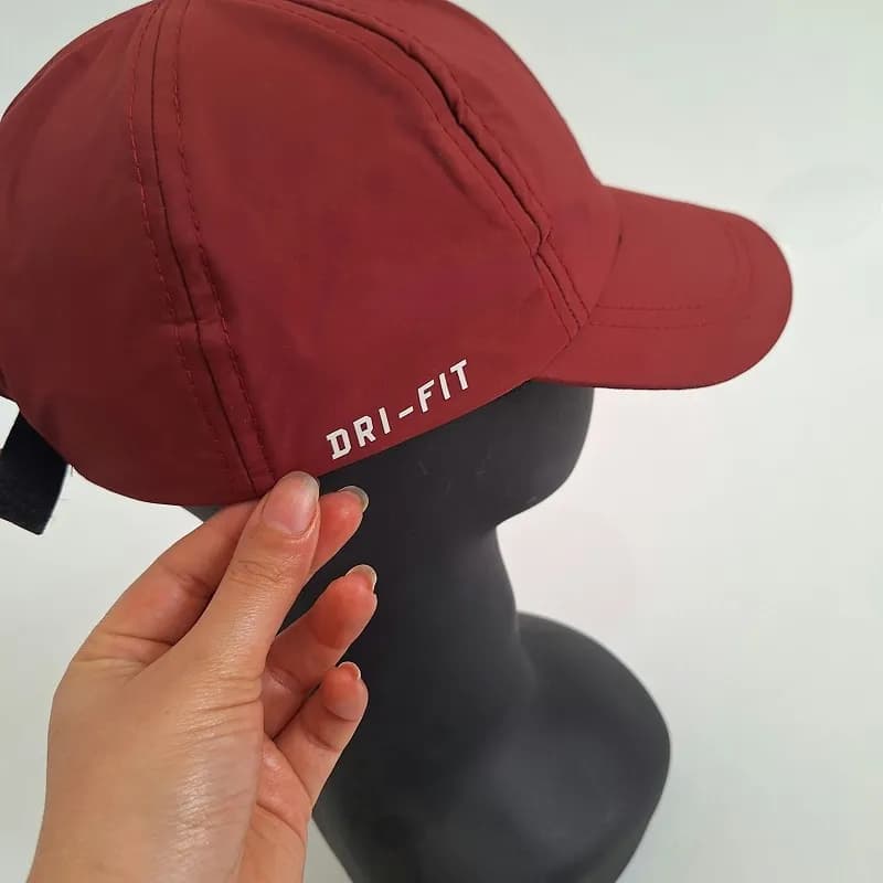 کلاه ورزشی شمعی نایک زرشکی DRI-FIT — تصویر ۵