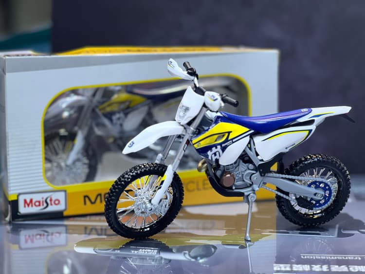 ماکت موتور سیکلت Husqvarna مقیاس ۱:۱۲ برند Maisto فلزی