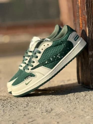 کفش کتونی مردانه نایک ایر جردن ۱ تراویس اسکات سوپریم گوچی NIKE AIR JORDAN 1 TRAVIS SCOTT X GUCCI X SUPREME — تصویر ۴