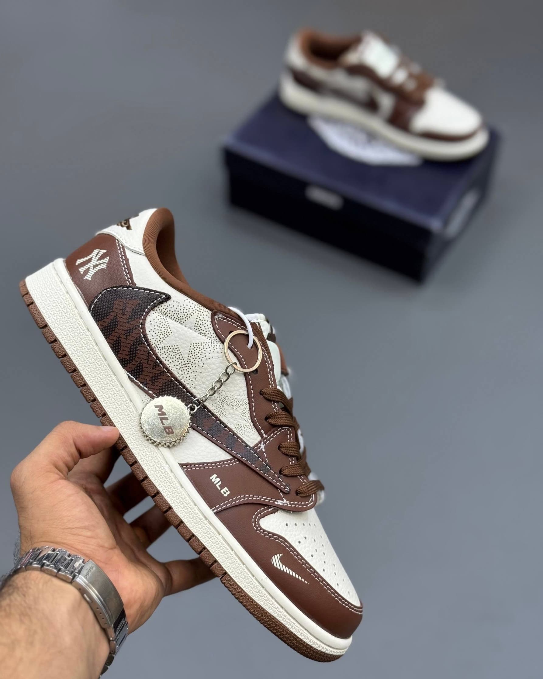 کفش کتونی مردانه تراویس اسکات ایر جردن 1 ان وای Travis Scott x MLB Air Jordan 1 NY — تصویر ۳