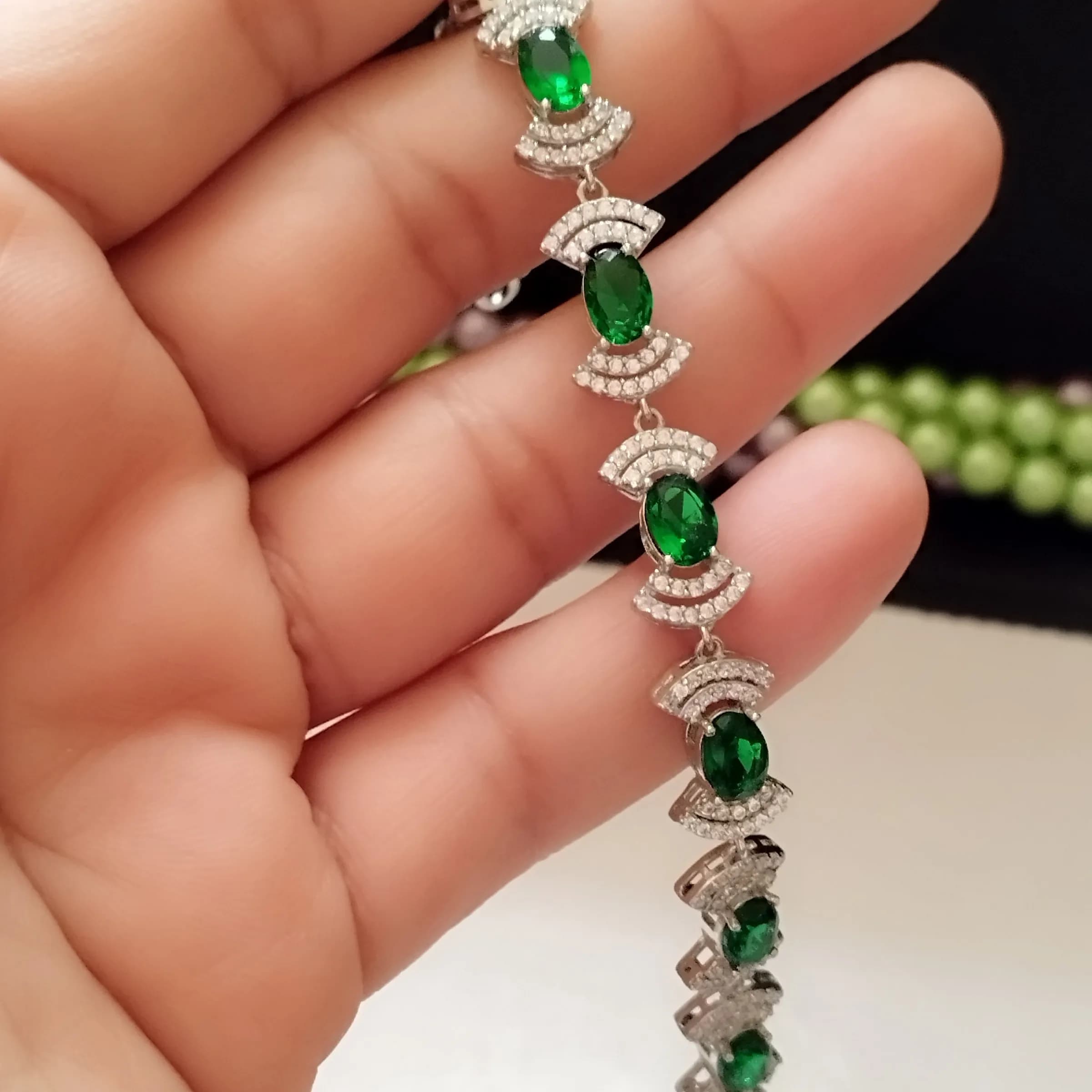 دستبند نقره زنانه عیار 925 با نگین زمرد سنتاتیک و روکش طلا سفید — تصویر ۱۱