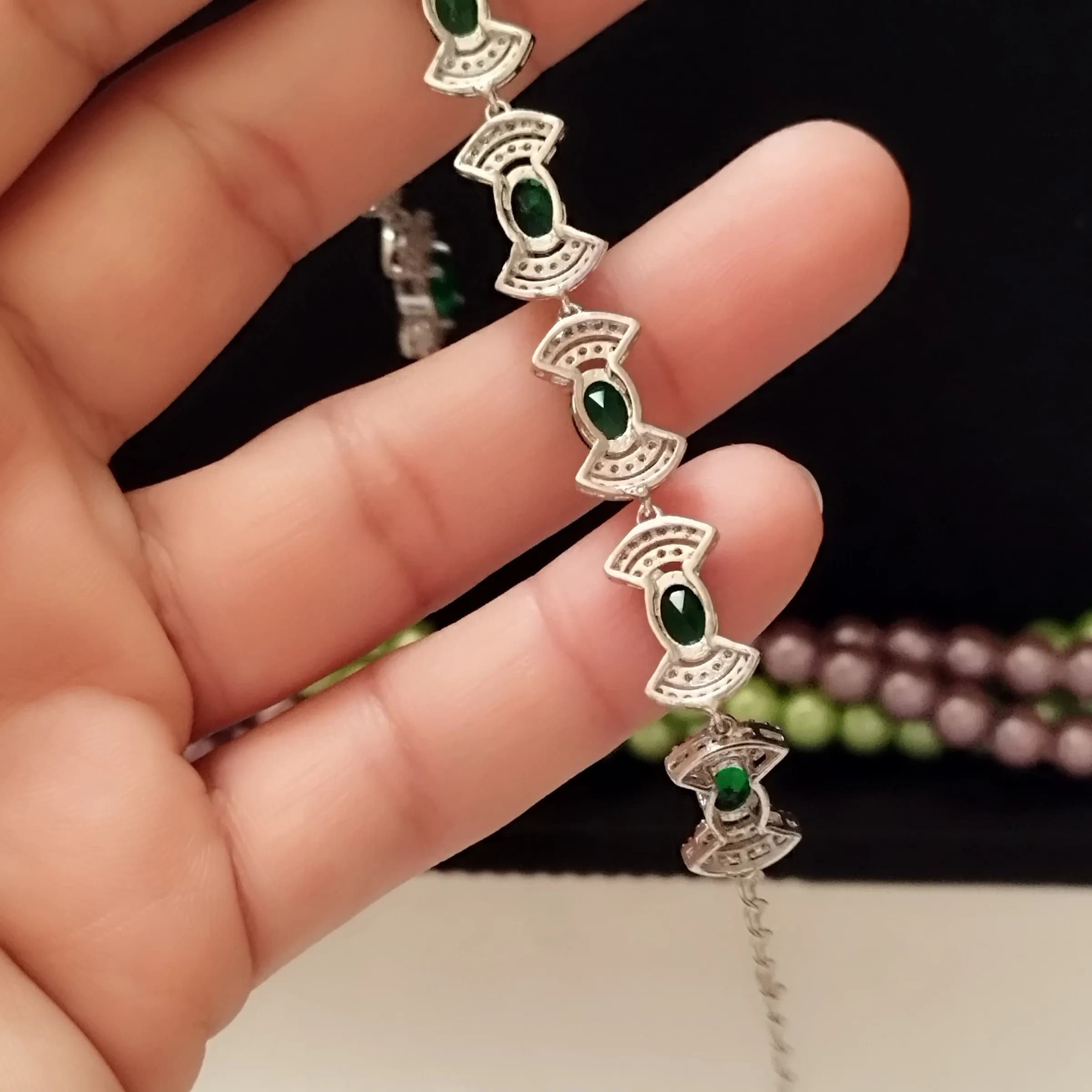 دستبند نقره زنانه عیار 925 با نگین زمرد سنتاتیک و روکش طلا سفید — تصویر ۱۰