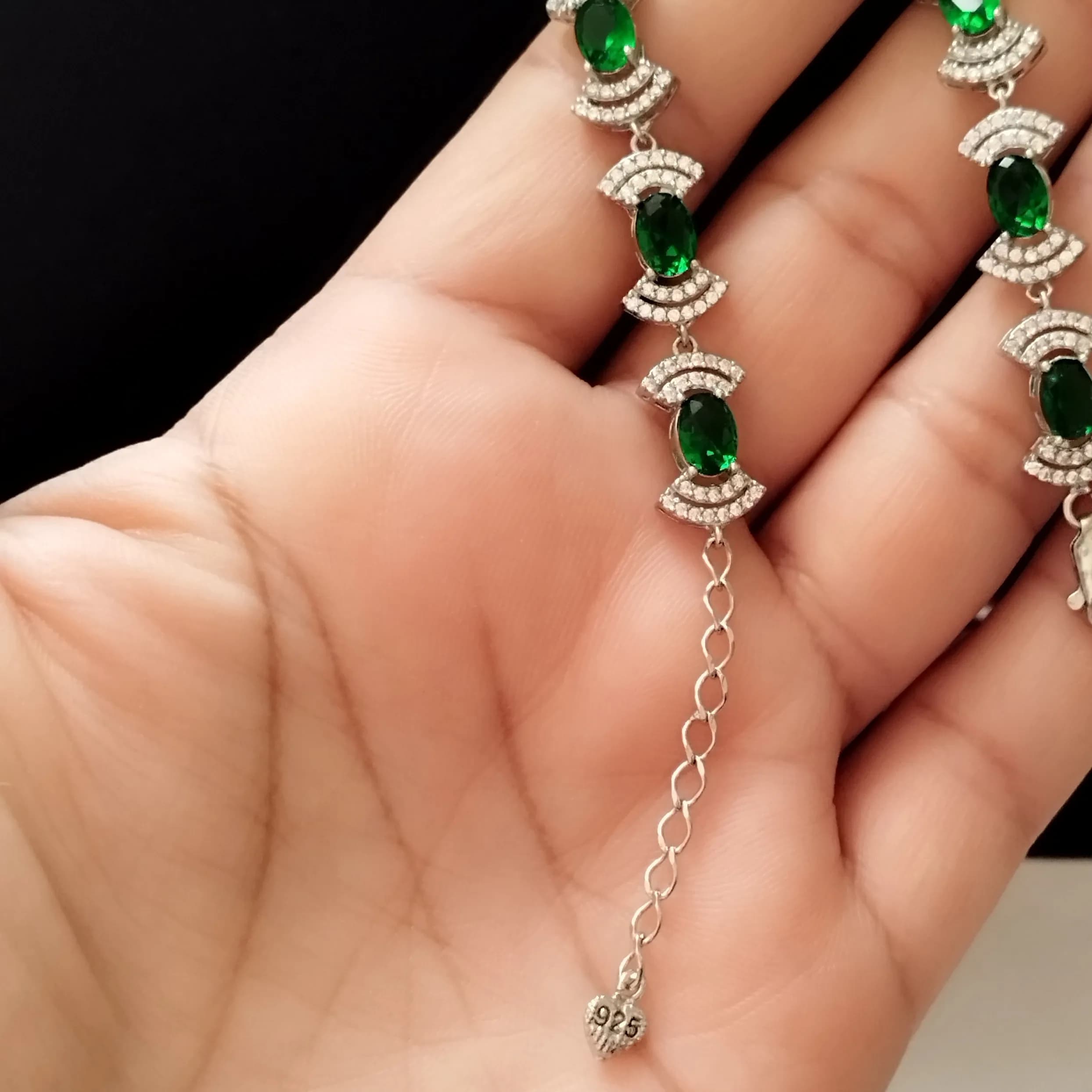 دستبند نقره زنانه عیار 925 با نگین زمرد سنتاتیک و روکش طلا سفید — تصویر ۹