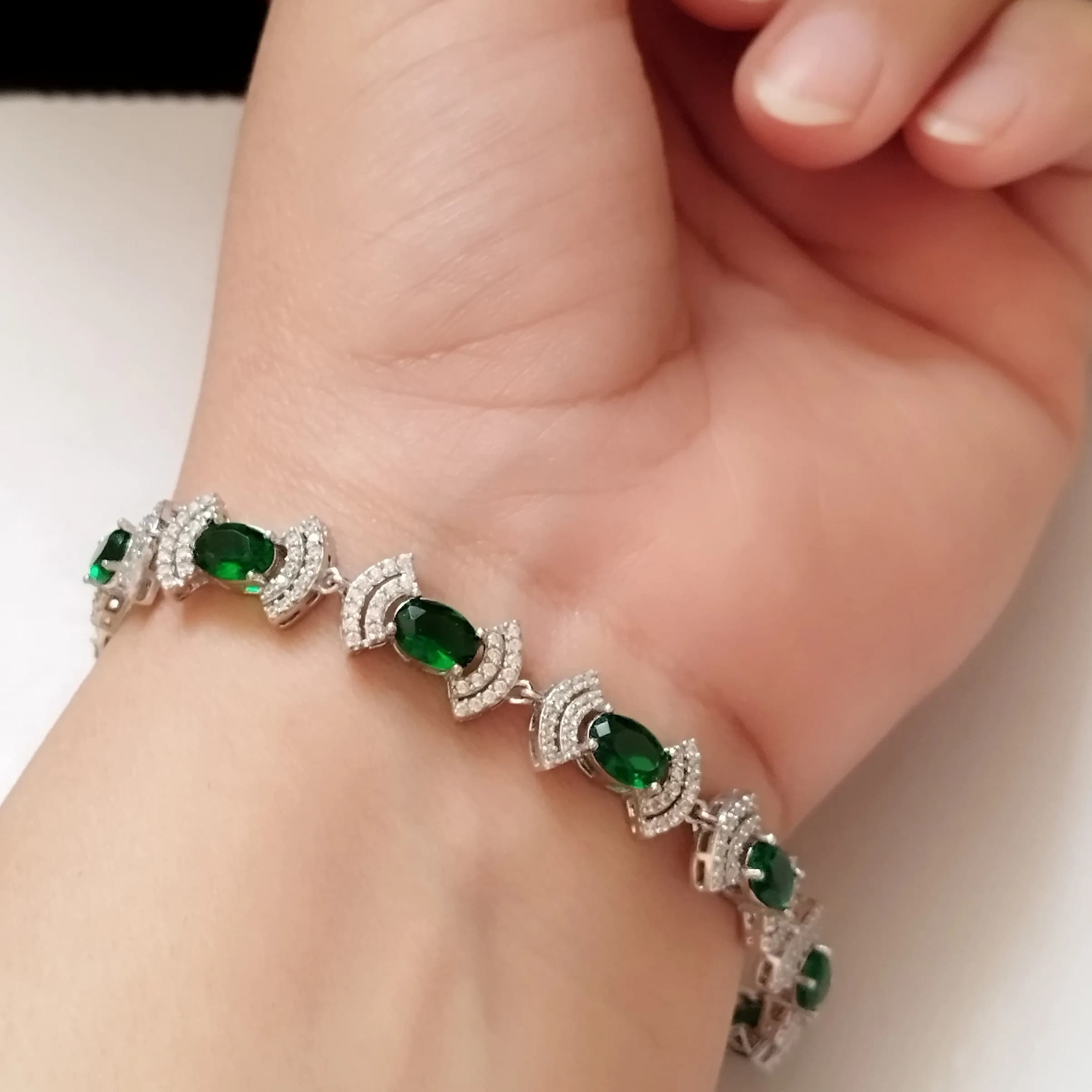 دستبند نقره زنانه عیار 925 با نگین زمرد سنتاتیک و روکش طلا سفید — تصویر ۶