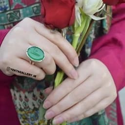 انگشتر نقره زنانه عقیق سبز با نقش علی — تصویر ۲