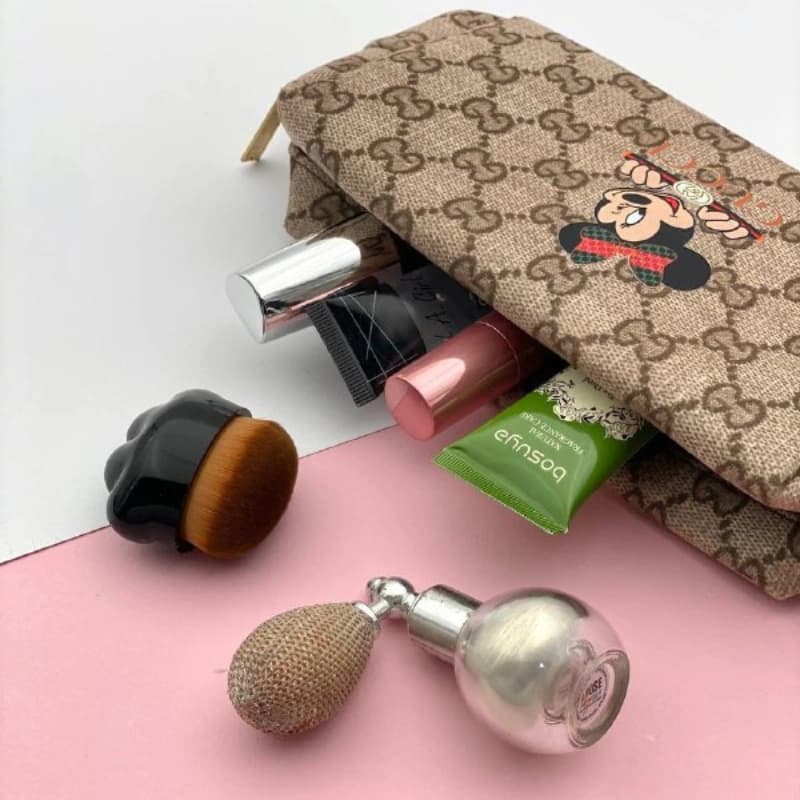 کیف آرایشی مخملی Gucci — تصویر ۴