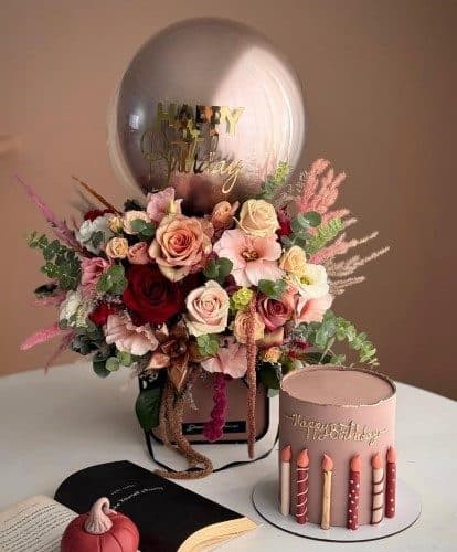 باکس گل و کیک تولد با گل مردانه برای رفیق