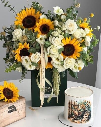پک هدیه و کیک تولد با گل برای نوزاد