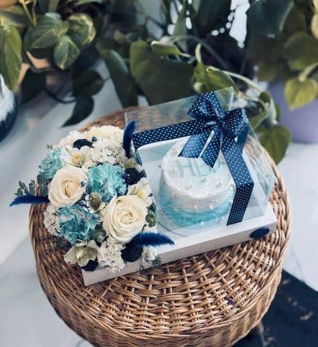 پک هدیه و کیک تولد با گل برای نوجوان دختر