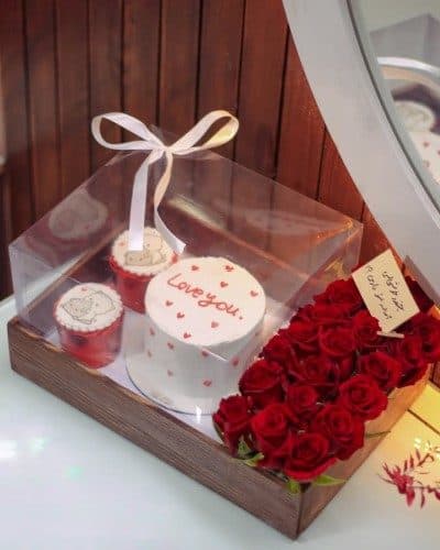 باکس گل و کیک تبریک تولد باکلاس رسمی