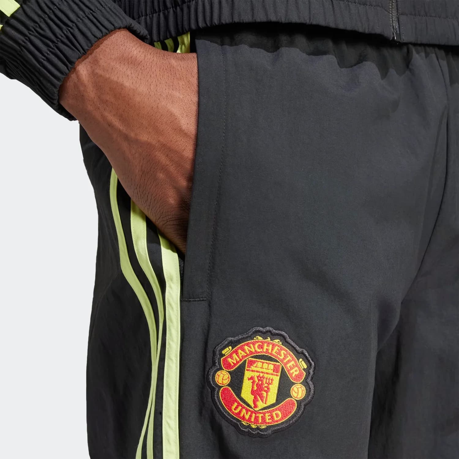 شلوار مردانه آدیداس مدل Manchester United Woven Track Pants — تصویر ۴