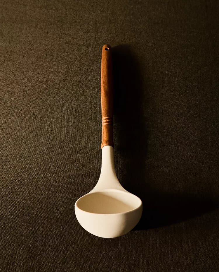 ملاقه سیلیکونی و چوبی زاراهوم — تصویر ۲