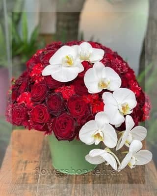 چیدمان هنری باکس گل مشکی برای دکور میز یا لابی