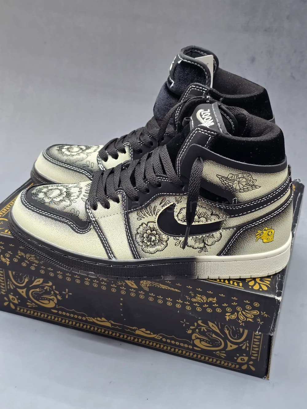 کفش جردن وان ساقدار فامیلیا گلدار Jordan 1 High Familia — تصویر ۳