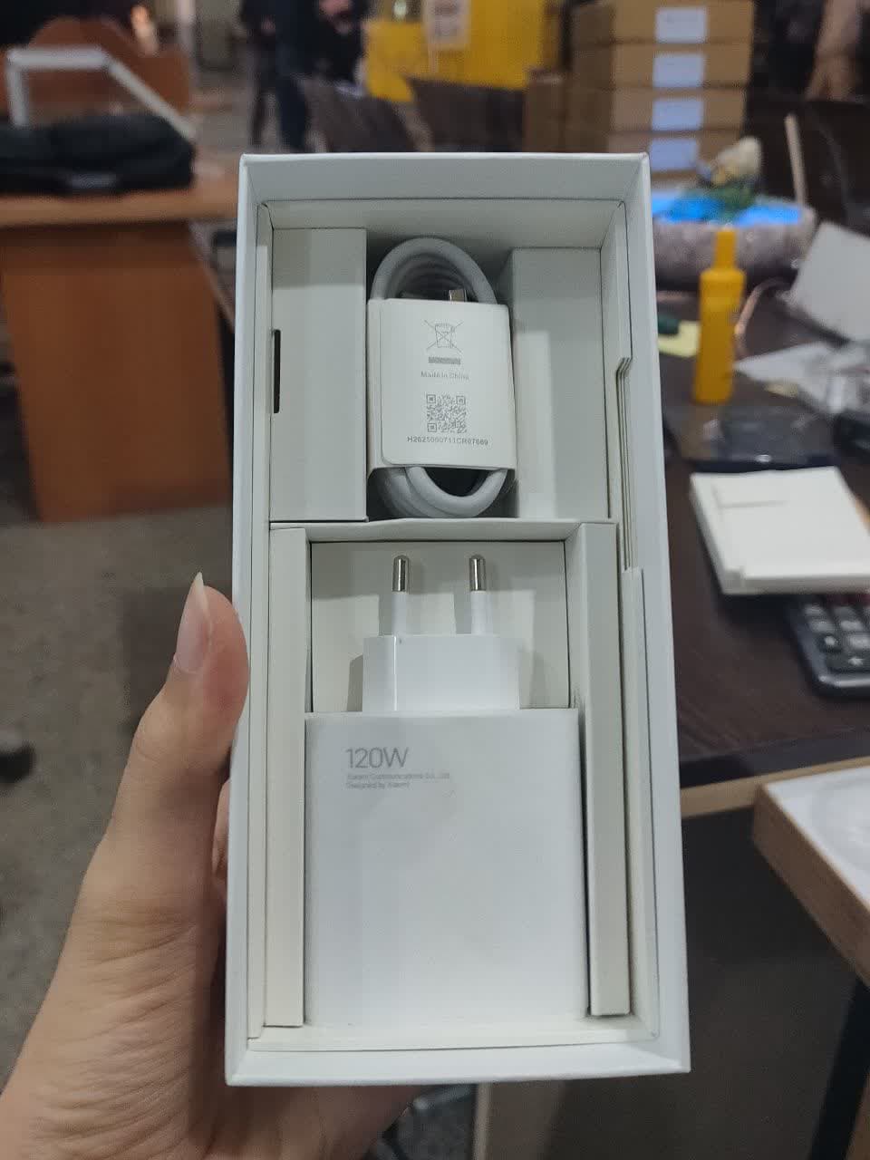 کابل و شارژر اورجینال شیائومی بلک شارک 4 — تصویر ۳