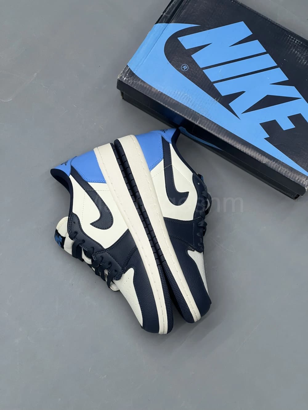 کفش نایک جردن وان لو سفید آبی Jordan 1 Low OG Obsidian UNC — تصویر ۳