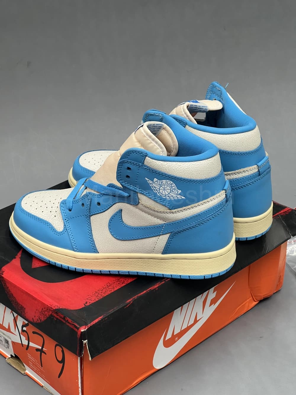 کفش جردن وان ساقدار آبی سفید Jordan 1 Retro High UNC Reimagined — تصویر ۲