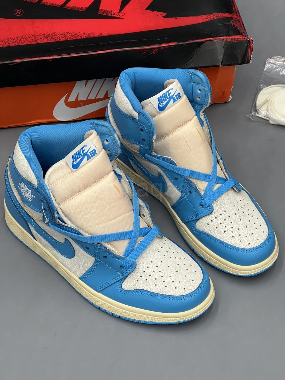 کفش جردن وان ساقدار آبی سفید Jordan 1 Retro High UNC Reimagined — تصویر ۴