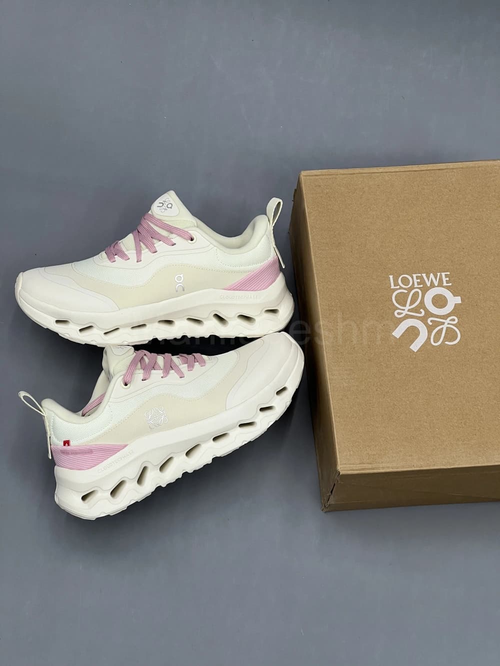 کتونی آن رانینگ لووه کرم صورتی On Running x Loewe