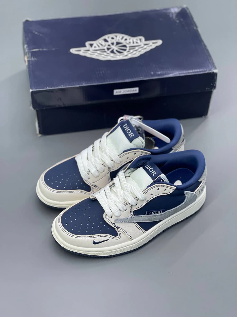کفش جردن تراویس دیور سرمه‌ای Jordan 1 x Travis Scott — تصویر ۲
