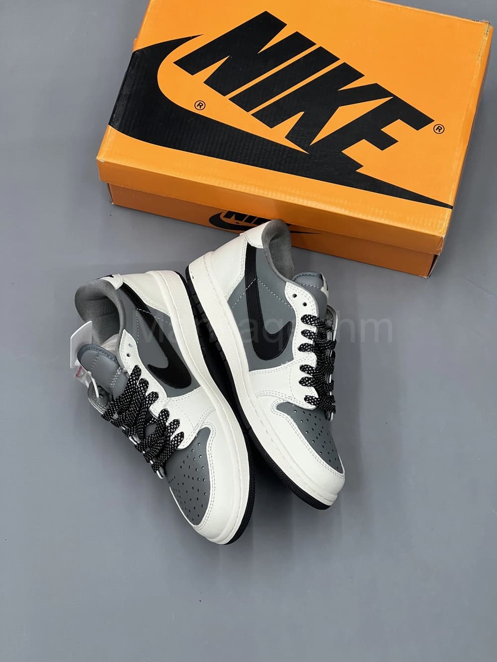 کفش جردن تراویس بیپ طوسی سفید Jordan 1 x Travis Scott — تصویر ۲