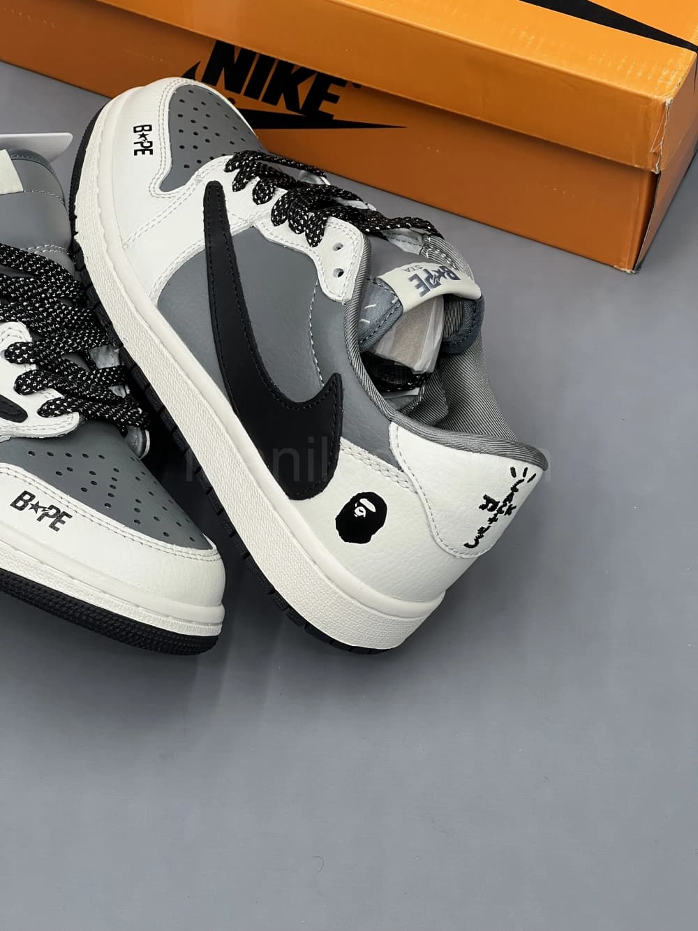 کفش جردن تراویس بیپ طوسی سفید Jordan 1 x Travis Scott — تصویر ۴