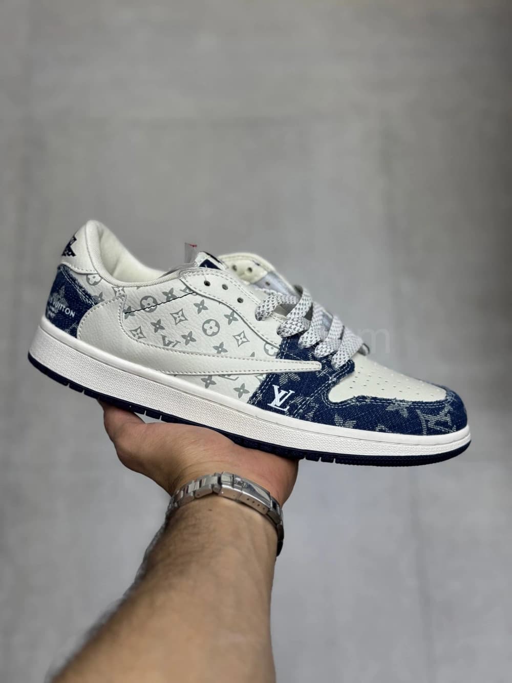 کفش جردن تراویس لویی ویتون سفید سرمه‌ای Jordan 1 x Travis Scott