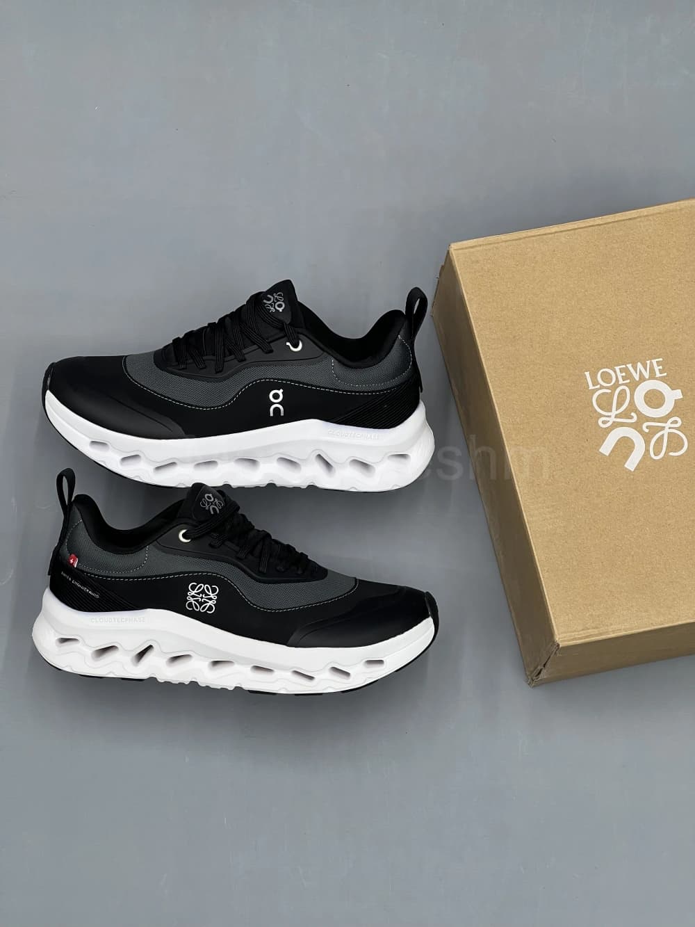 کتونی آن رانینگ لووه مشکی سفید On Running x Loewe