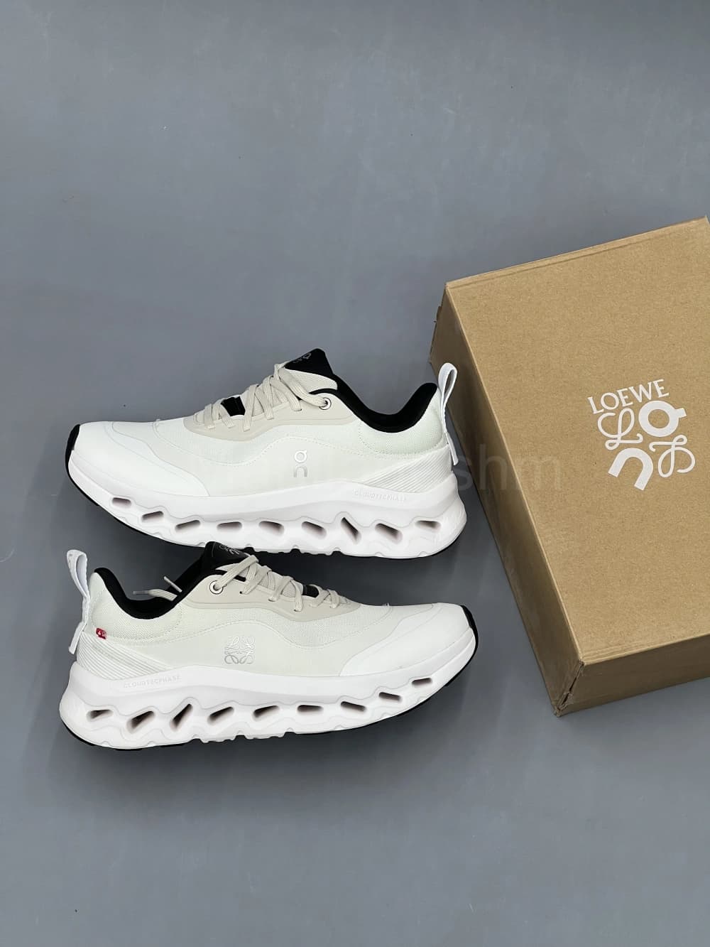 کتونی آن رانینگ لووه طوسی سفید On Running x Loewe
