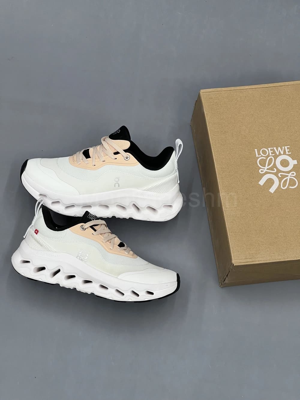 کتونی آن رانینگ لووه سفید نارنجی On Running x Loewe
