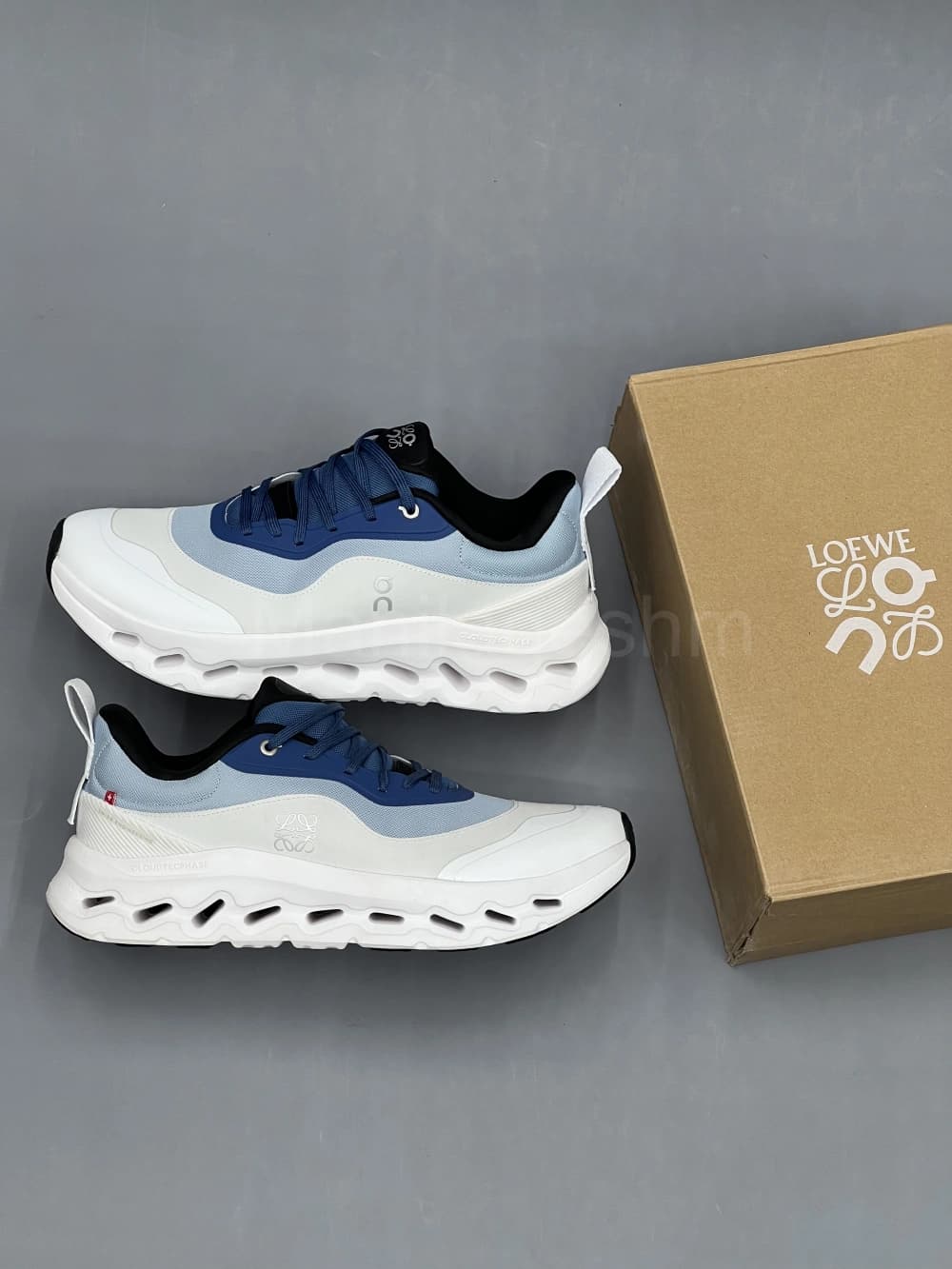 کتونی آن رانینگ لووه ابی سفید On Running x Loewe